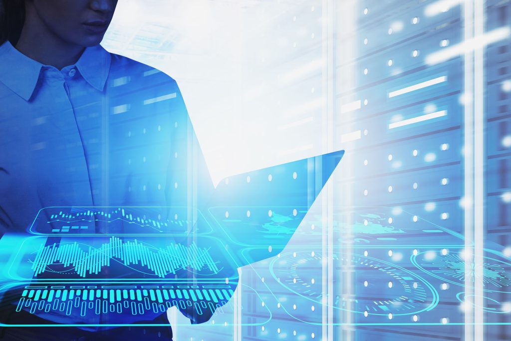 Nainen tarkastelee digitaalista data-analyysiä